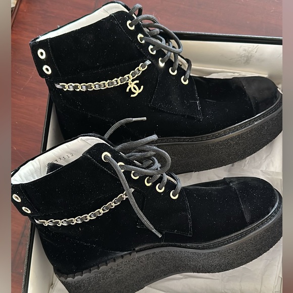 Chanel black velvet chain wedge platform lace up boots booties 38.5 - Picture 4 of 6